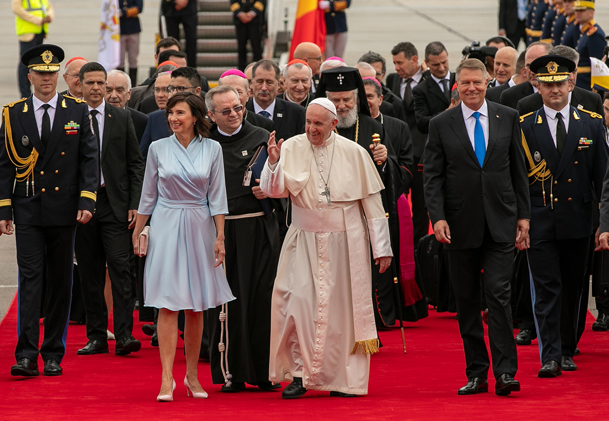 VIDEO | Primele imagini de la sosirea Papei Francisc în România