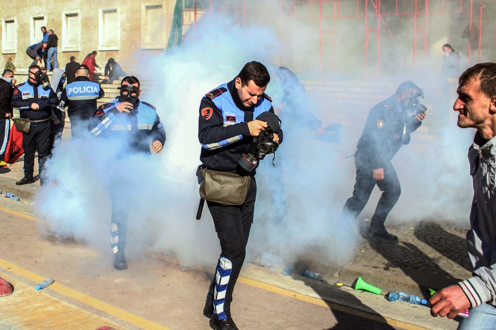 Protest în Albania, oprit cu gaze lacrimogene. Manifestanții au forțat intrarea în sediul Guvernului de la Tirana / FOTO&VIDEO
