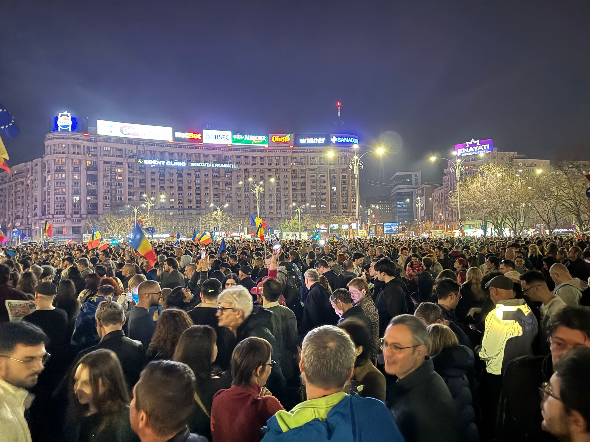 Miting EuRo Manifest în Piaţa Victoriei pentru susținerea apartenenţei la UE. Fanii lui Călin Georgescu, identificați de jandarmi