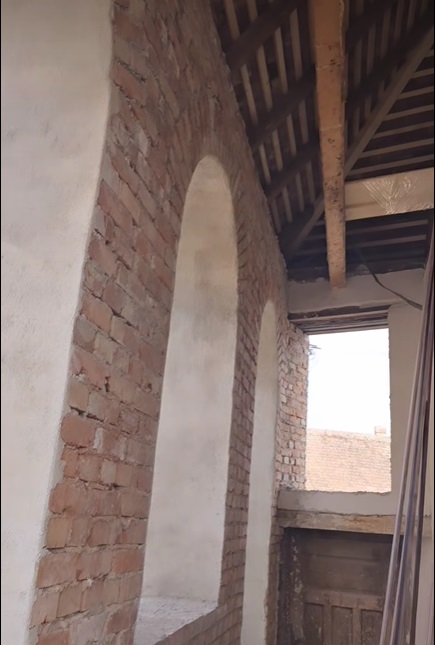 Imagini noi cu casa pe care o renovează Dana Rogoz la Viscri. Lucrările la locuința săsească au avansat