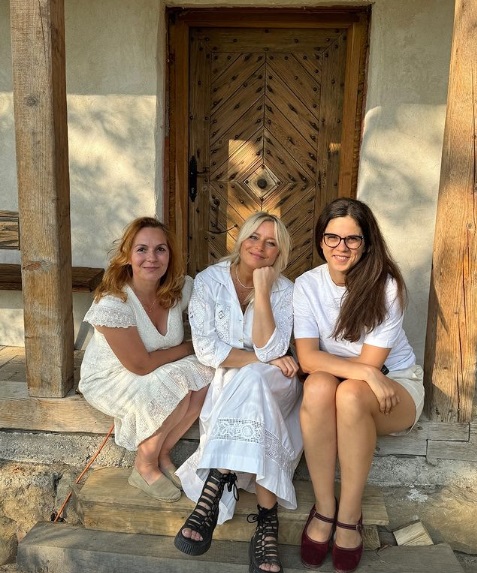 Imagini de la botezul celei de-a patra fetițe a Laurei Cosoi. Evenimentul a avut loc în Maramureș, iar invitații au primit mâncare gătită la ceaun