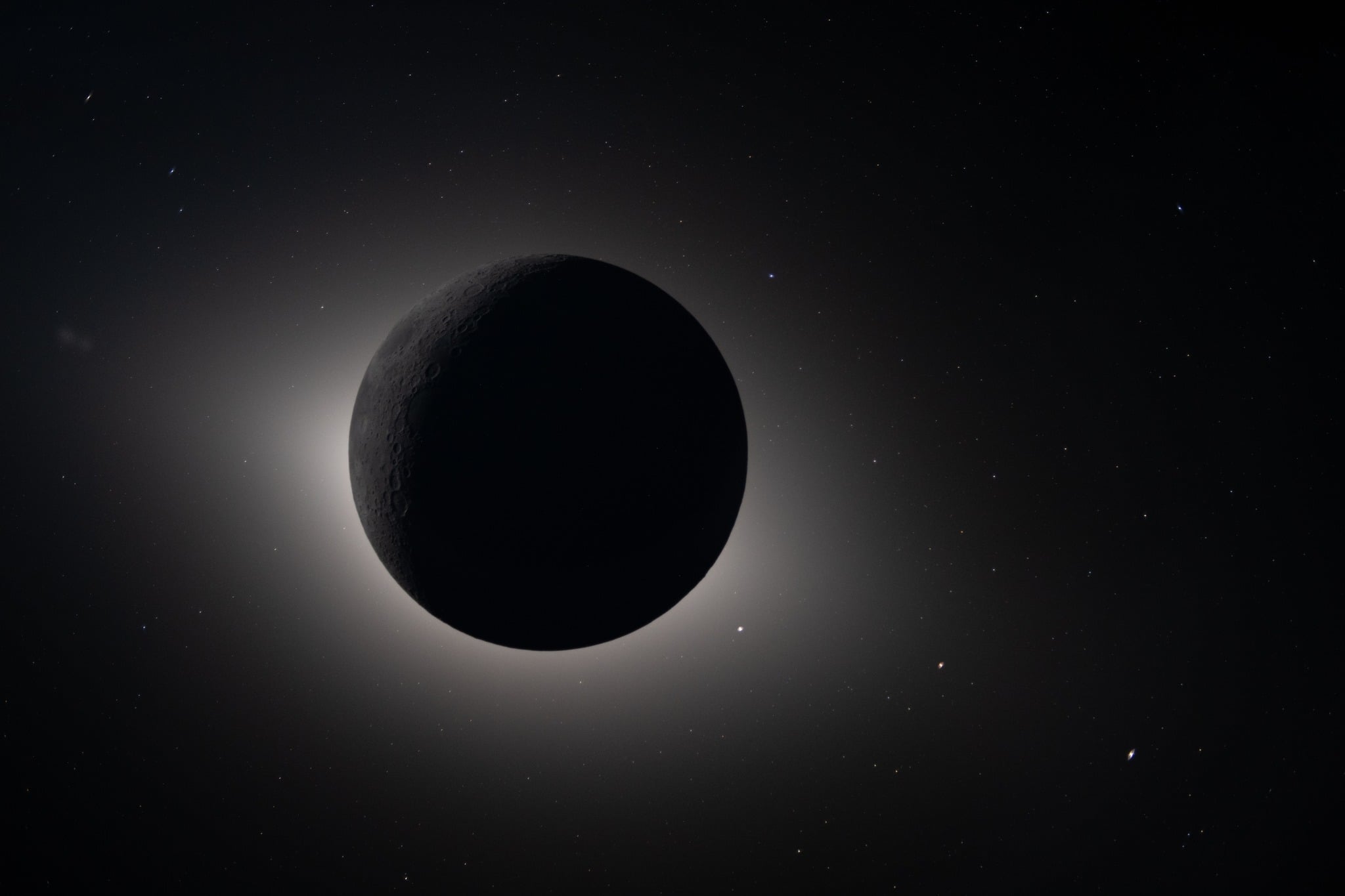 Eclipsă solară „ireală” pe fața nevăzută a Lunii fotografiată de echipajul de pe Artemis 2. Cele mai rare imagini din istoria zborurilor în spațiu