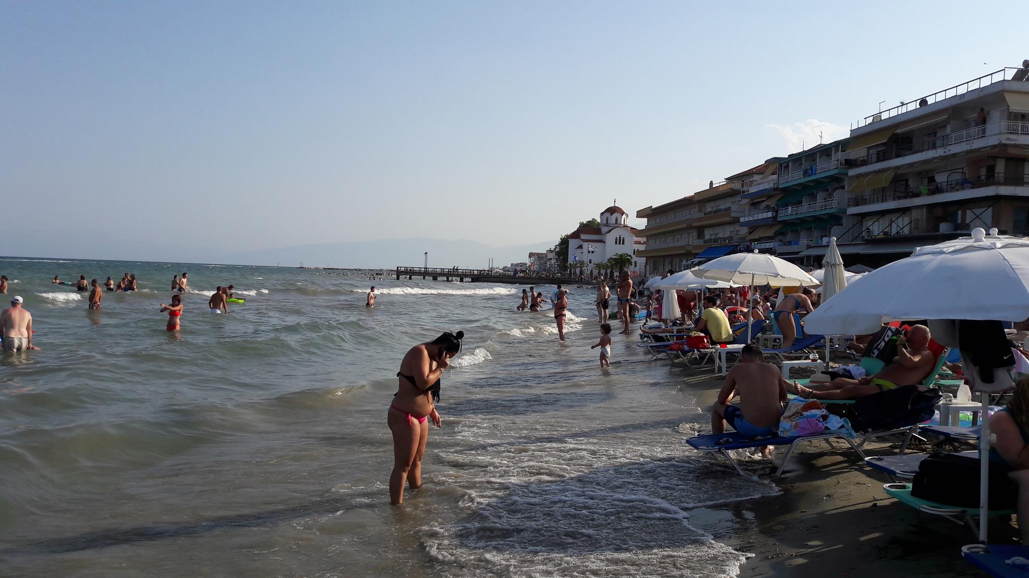 FOTO EXCLUSIV/ România a cucerit Paralia! Ciorbă de burtă și mici la tavernă, bere la pet pe plajă!