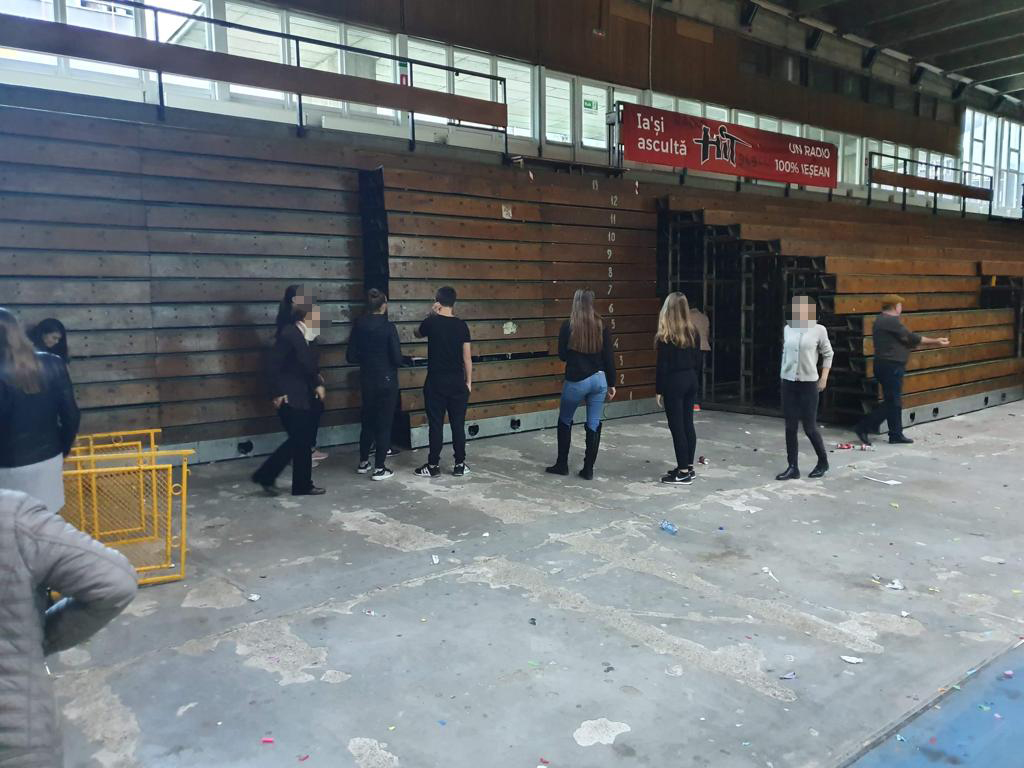 O studentă din Iași povestește ce însemna să fii voluntar la agenția de modele Kasta Morrely: montat scene și întâmpinat invitații pe la nunți
