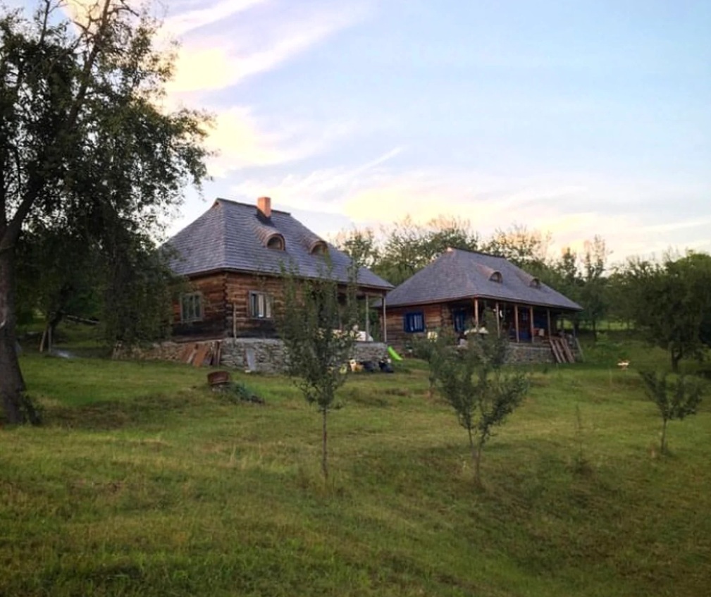 Imagini cu pensiunea neterminată din Maramureș a lui Sorin Brotnei. Are hambar și ciubăr: „Mi-am făcut raiul meu”