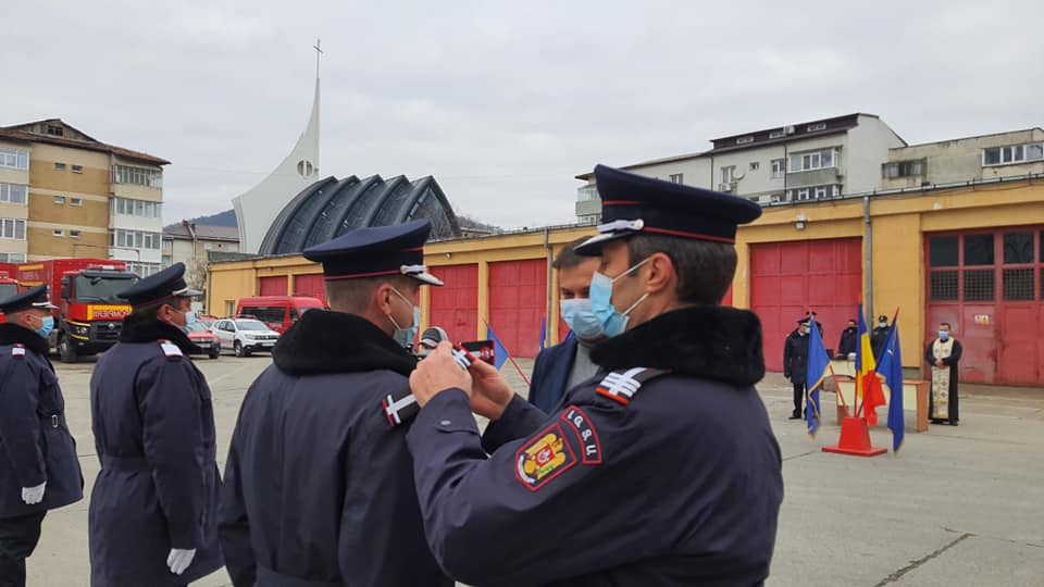 Trei pompieri care au intervenit la incendiul de la Spitalul din Neamț, avansaţi în grad înainte de termen