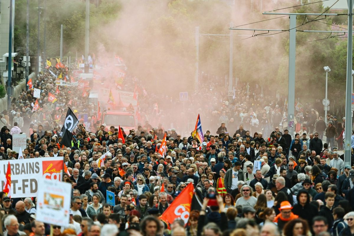 Proteste violente în Franța: 108 polițiști și jandarmi au fost răniți, aproape 300 de manifestanți, arestați