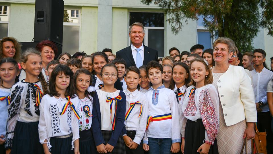 UPDATE. Iohannis, la ceremonia de deschidere a anului școlar, la Alba Iulia: Reformele au stat mai degrabă sub deviza "un pas înainte şi doi înapoi"