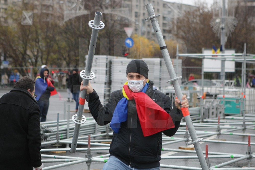 UPDATE. Protest și incidente în Piața Victoriei. Anchetă MAI după împiedicarea organizării târgului de Crăciun/ FOTO