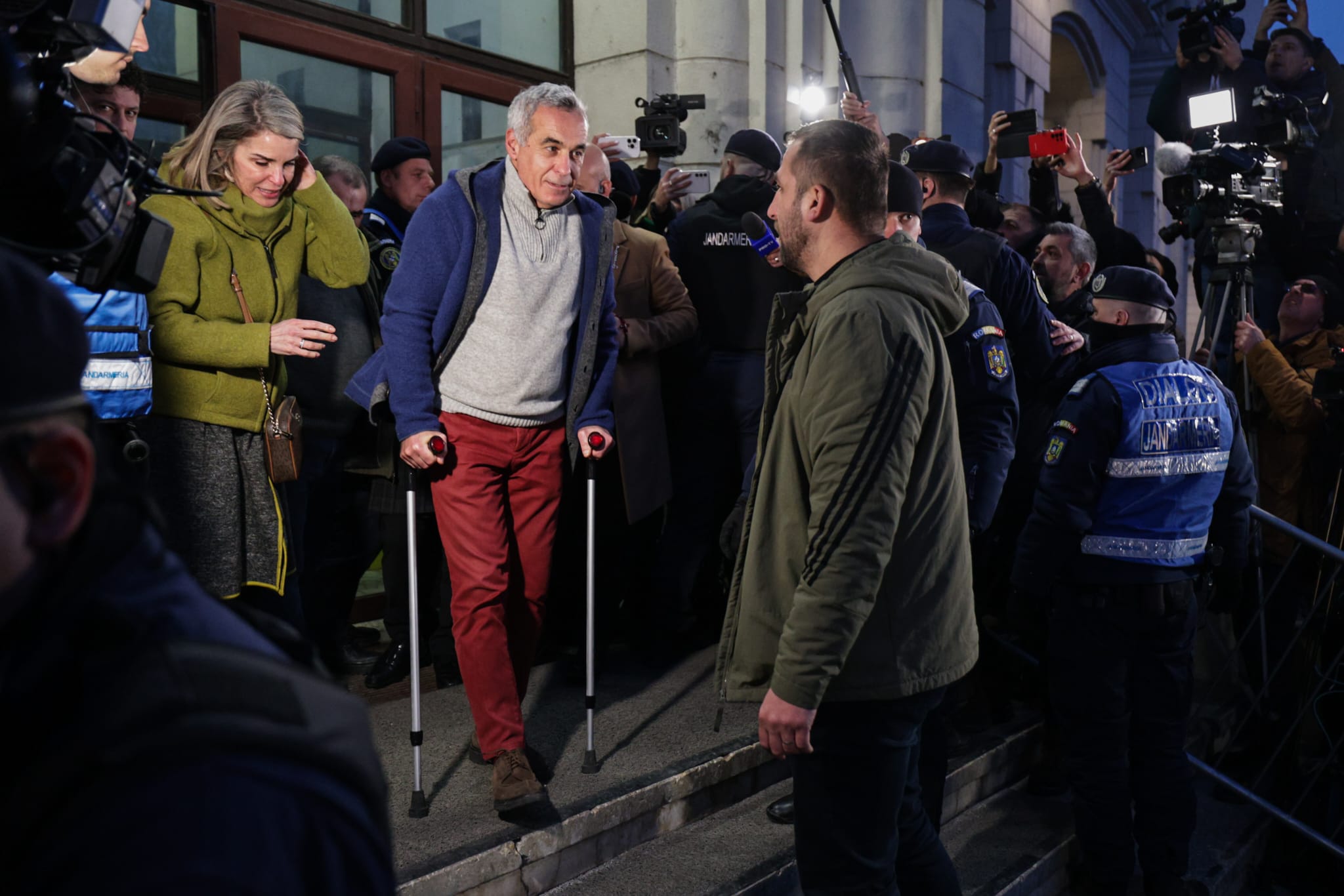 Unul dintre bodyguarzii Cristelei Georgescu a venit la protest cu o armă de foc neletală, pe care nu avea dreptul să o poarte la adunări publice