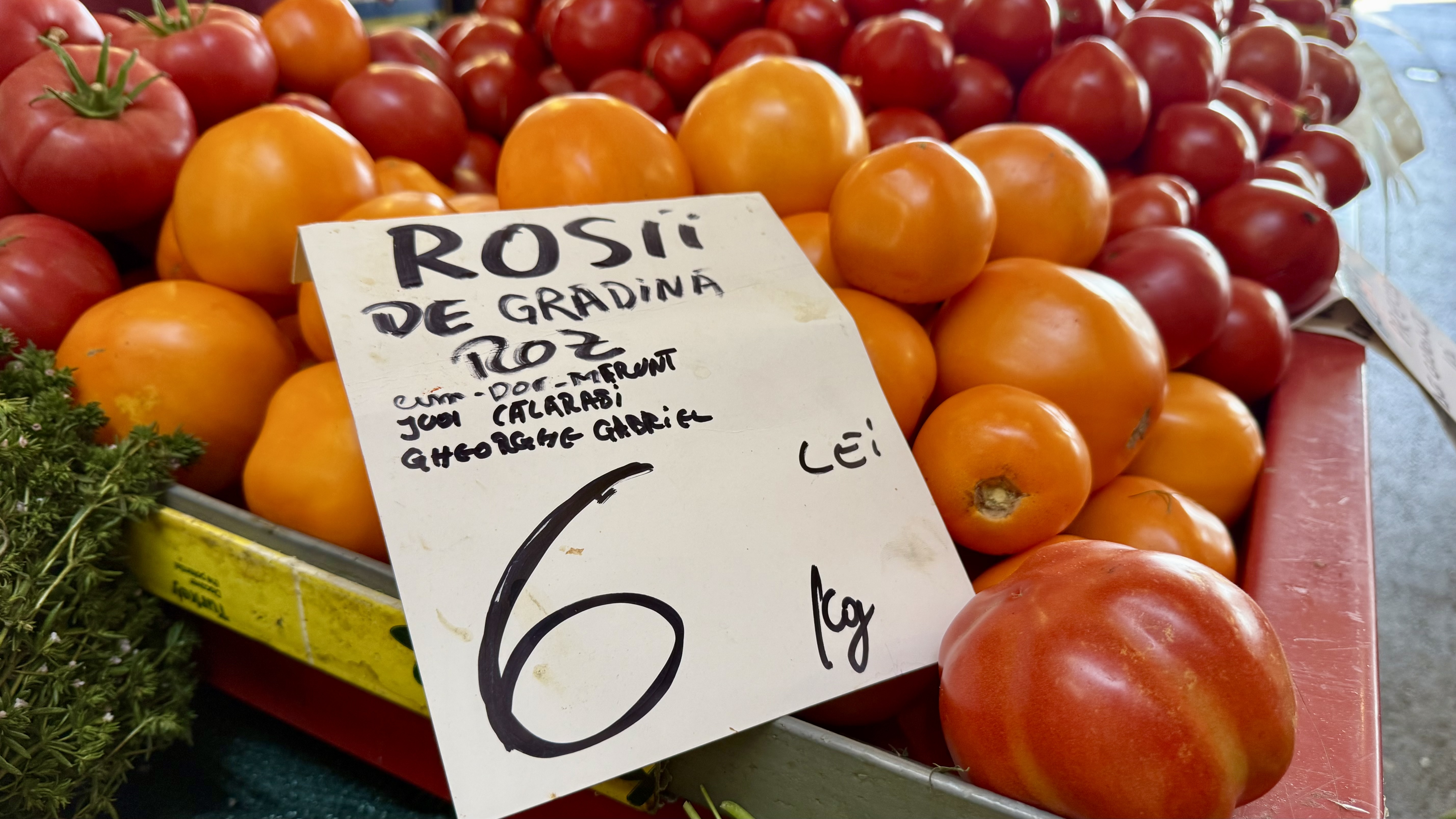 Toată lumea se oprește la această tarabă cu roșii din Piața Obor. Cât costă kilogramul de roșii negre, galbene și portocalii