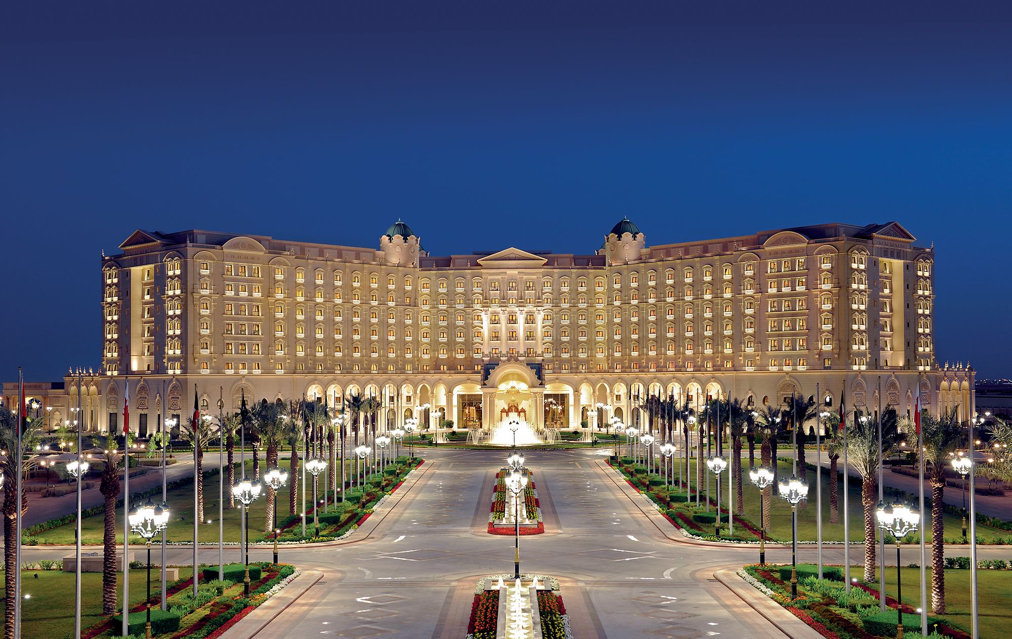 GALERIE FOTO| Prinții saudiți arestați sunt închiși în Ritz Carlton. Cum arată ”închisoarea”