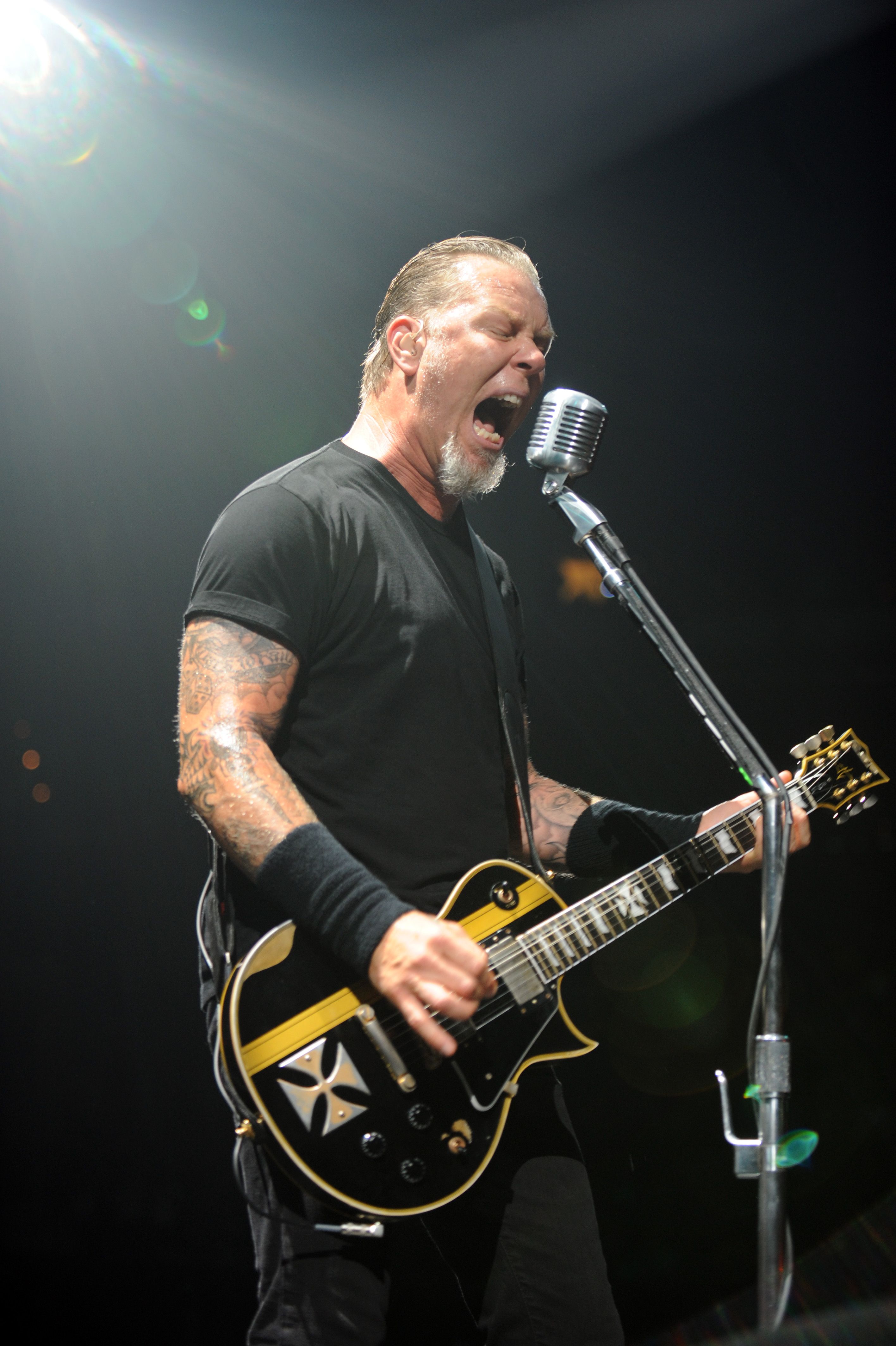 James Hetfield, surprins pe străzile din București înainte de concertul Metallica. Solistul trupei a vizitat un anticariat și a ieșit la cină cu logodnica sa