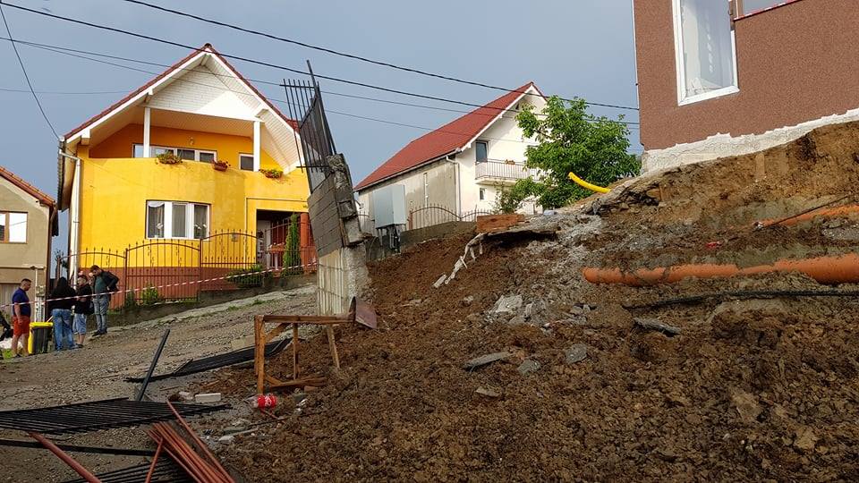 Alunecare de teren în Sibiu. Locatarii unui bloc au fost mutați, după ce pământul a luat-o la vale