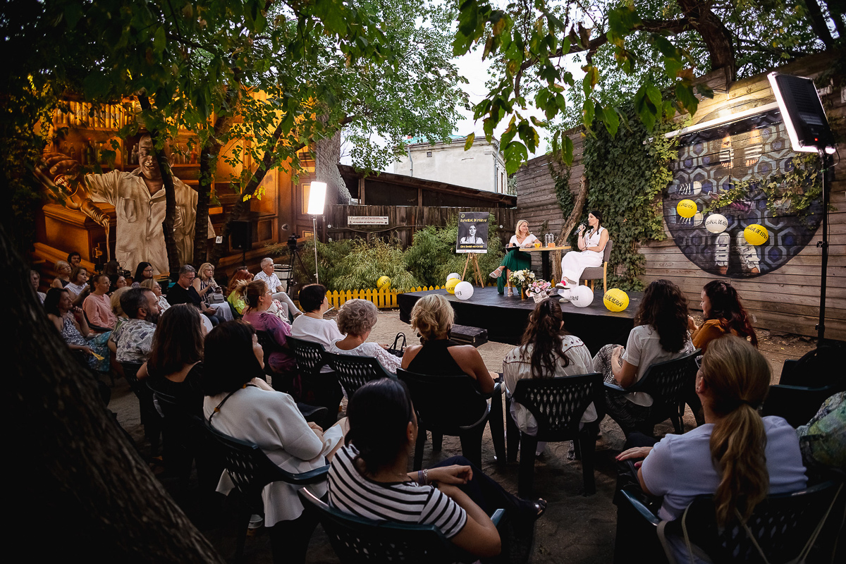 Cum a reușit o femeie să creeze cea mai mare comunitate de iubitori de teatru din România: „Spectacolele nu suferă de spectatori, dar actorii sunt puțin promovați”