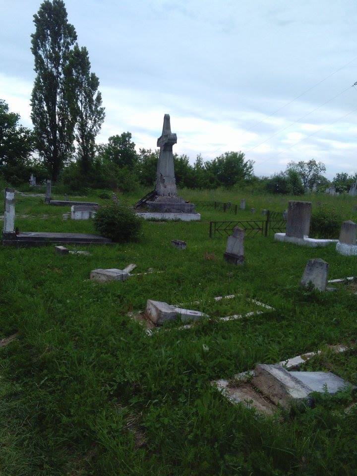 Poliția din Dej s-a sesizat în cazul mormintelor vandalizate din Cimitirul Eroilor