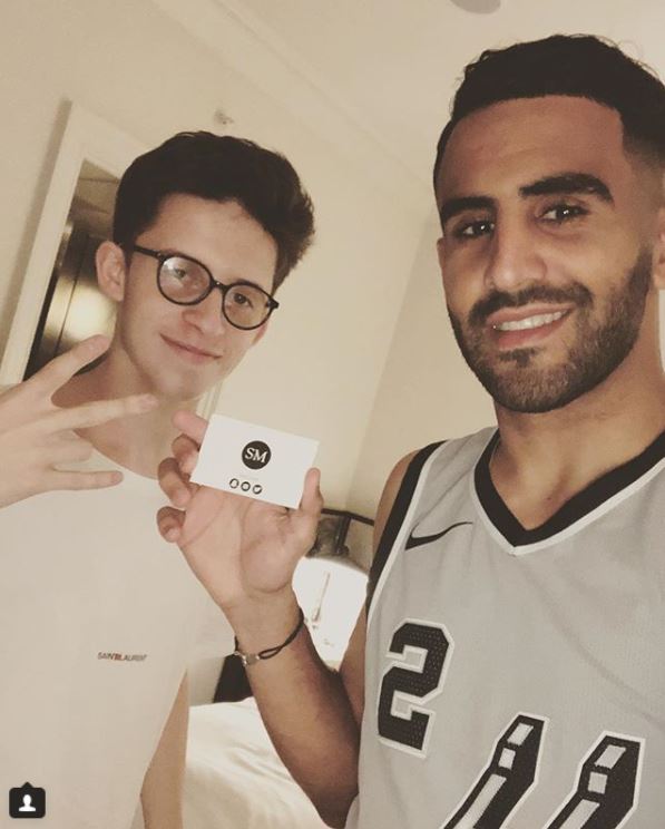 Un puști de 17 ani îi îmbracă pe unii dintre cei mai importanți fotbaliști ai lumii. Printre clienții lui se numără Mesut Ozil, Paul Pogba, Kevin de Bruyne sau Dele Alli