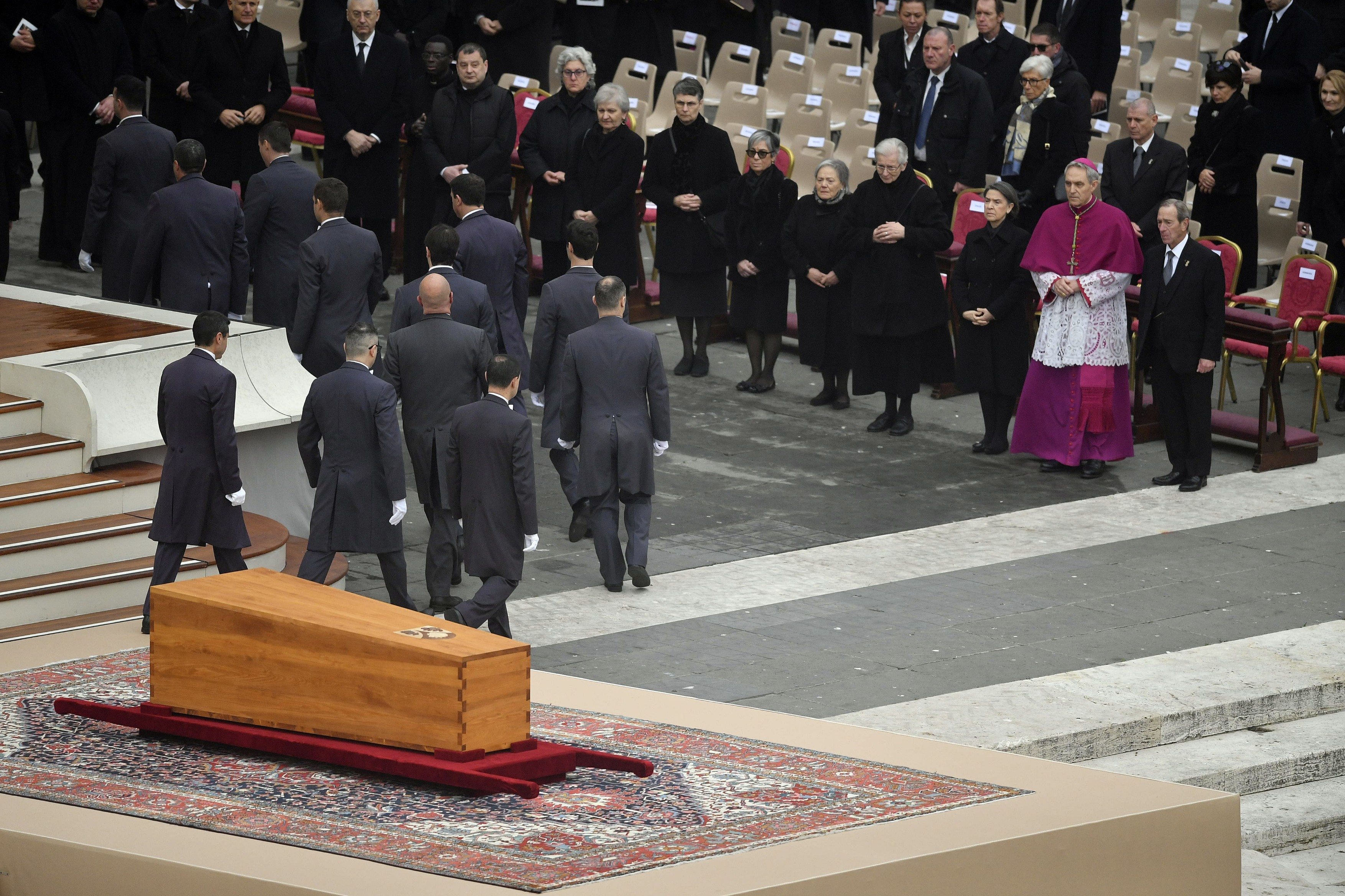 Fostul Papă Benedict al XVI-lea a fost înmormântat. Liturghia, oficiată în premieră de un papă aflat în funcție