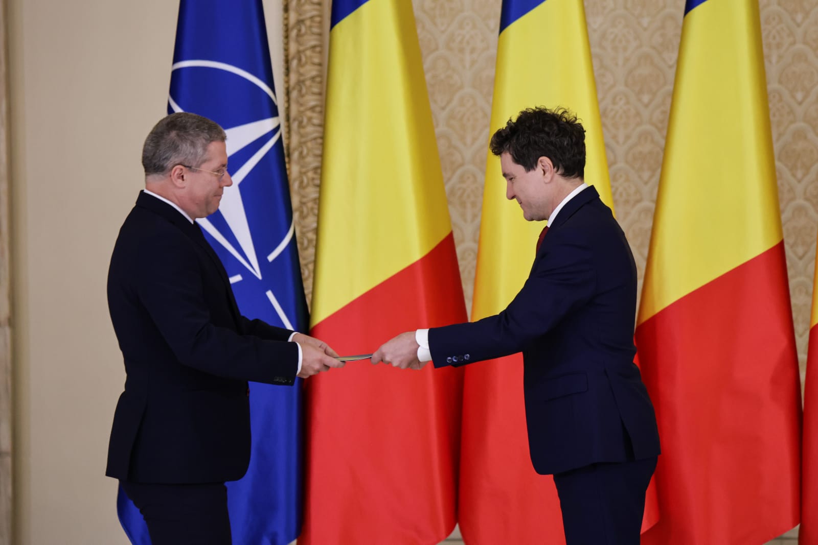 Trei noi judecători la CCR. Dacian Dragoş, Csaba Asztalos şi Mihai Busuioc au depus jurământul la Cotroceni. Cine sunt cei 9 judecători ai Curții