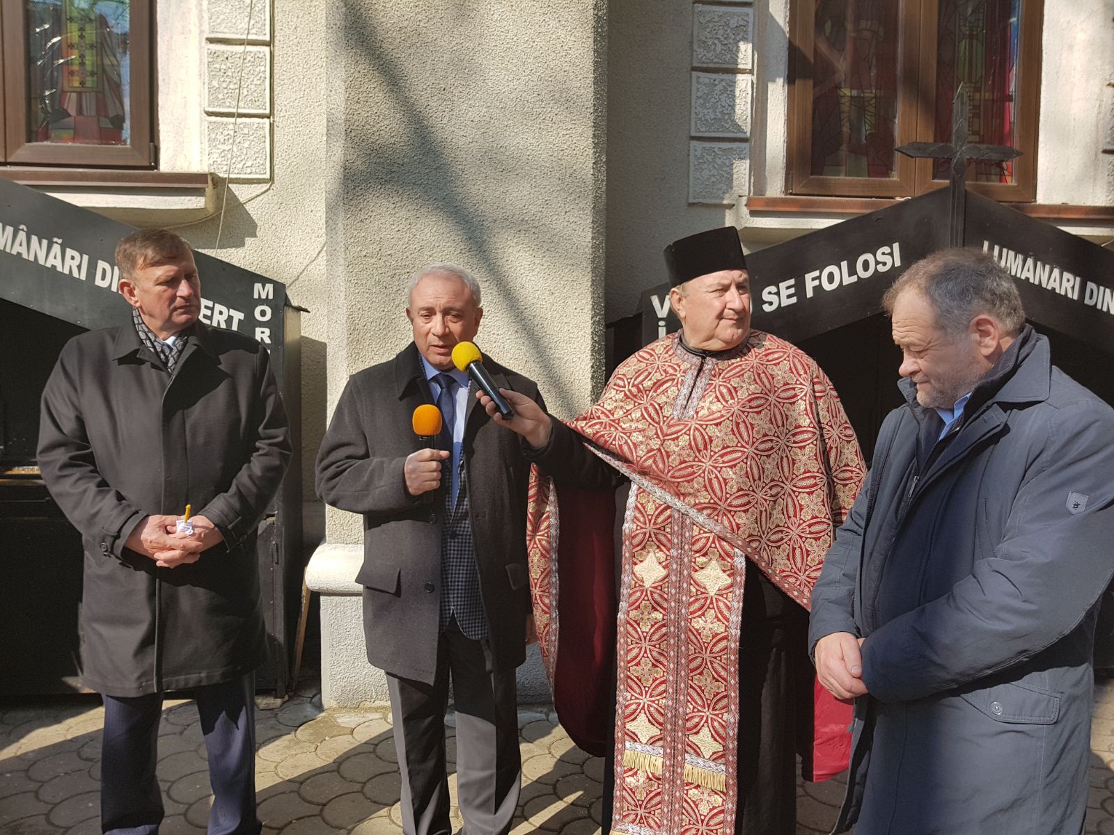 FOTO/ Liderul țiganilor din Moldova, înmormântat la Vaslui. La procesiune au fost mii de oameni, iar traficul a fost perturbat