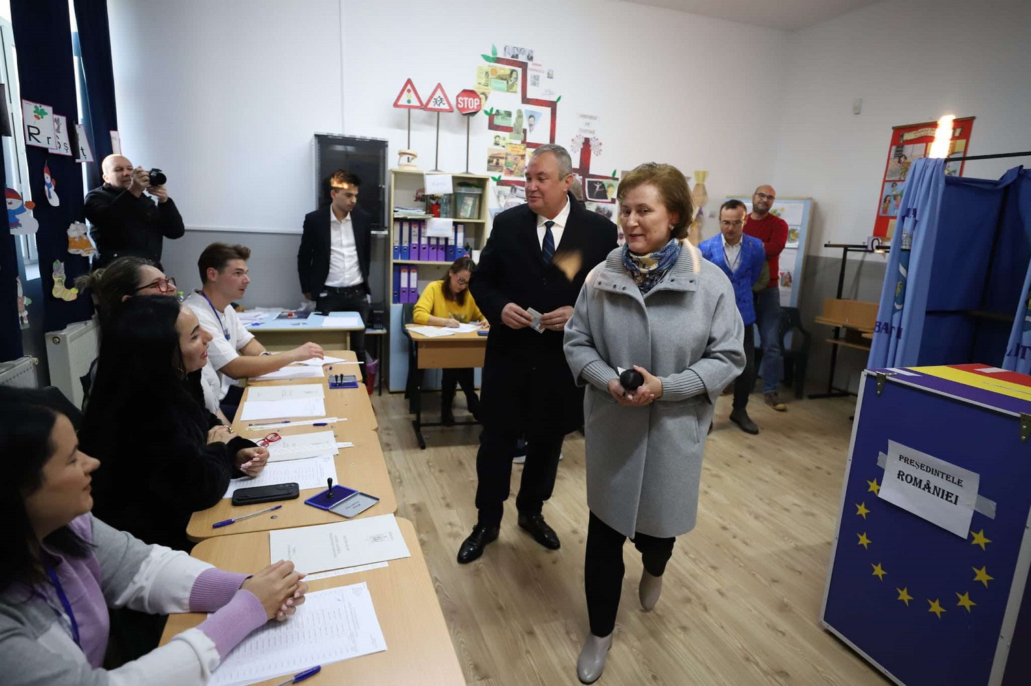 Cum s-a îmbrăcat soția lui Nicolae Ciucă în ziua alegerilor prezidențiale din 24 noiembrie. Cristina Maria Ciucă a bifat a doua apariție publică