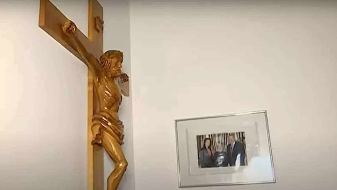 Imagini din casa în care a locuit Helmut Duckadam cu soția Alexandra și fiica Julianne. În vilă are și „scara președinților”