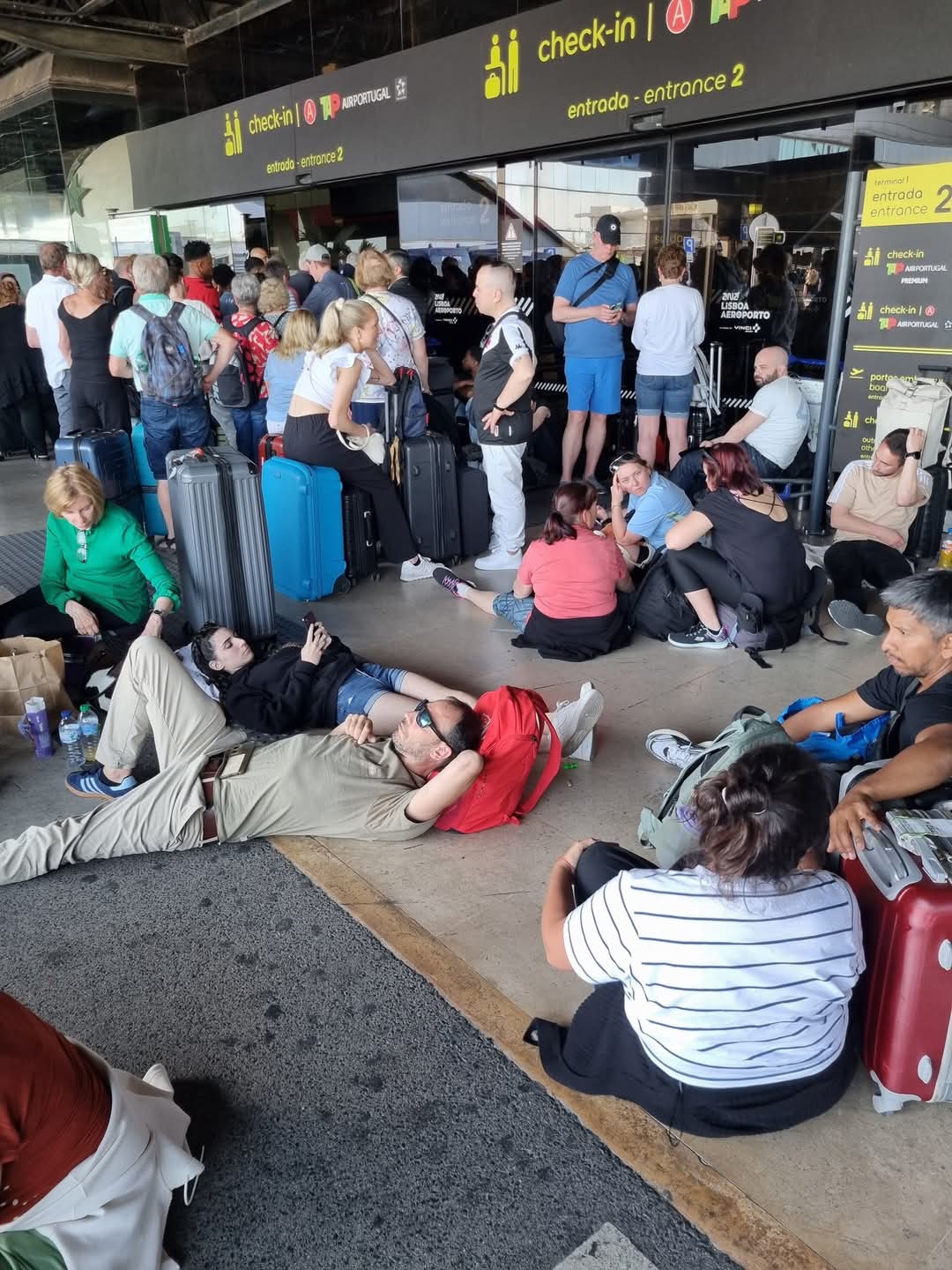 Român blocat de pana de curent pe aeroportul din Lisabona: „Nu mai stă nimeni cu nasul în telefon!”