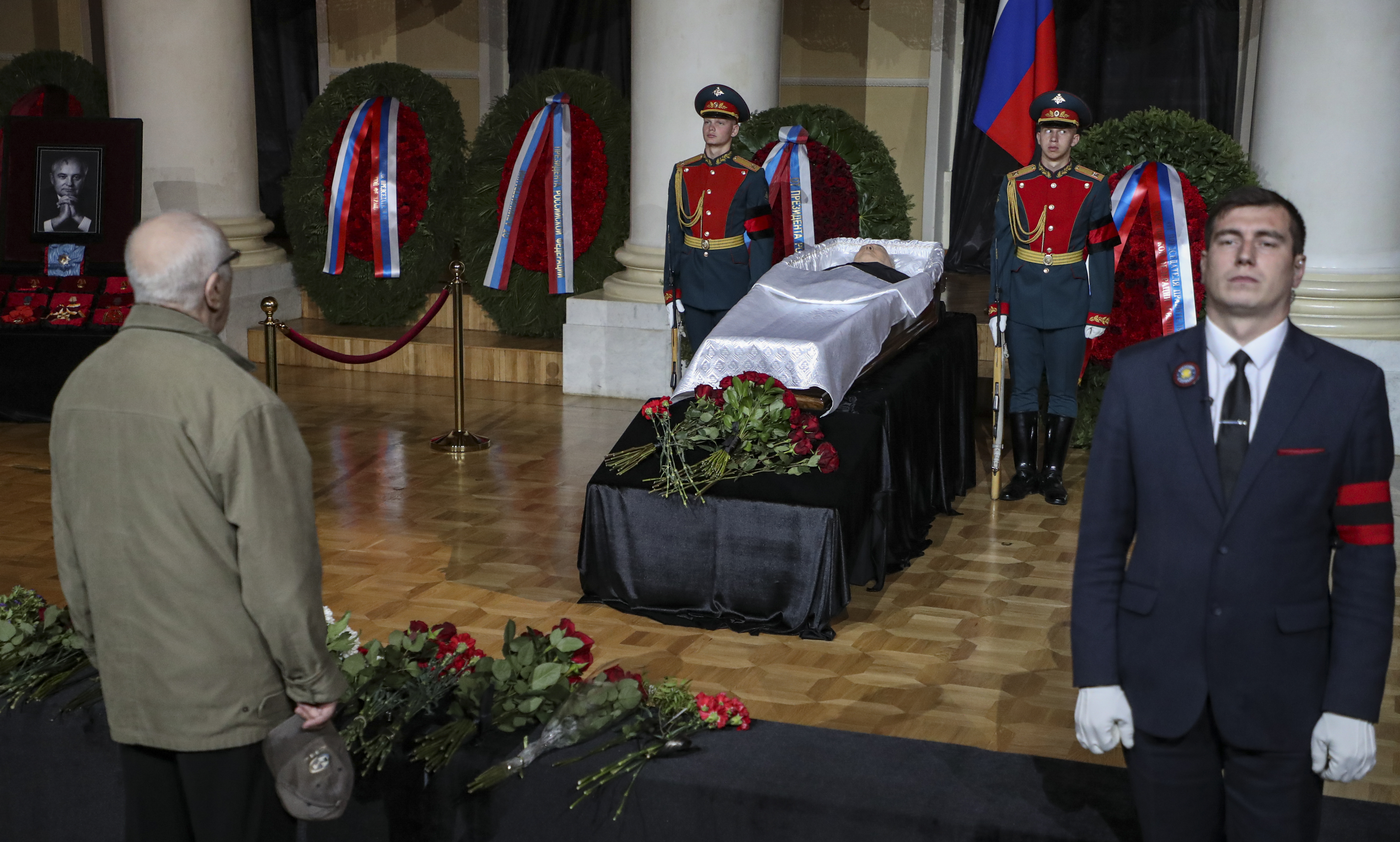 Mihail Gorbaciov, înmormântat fără onoruri de stat. Mii de ruși au stat la coadă să-i aducă un ultim omagiu | VIDEO