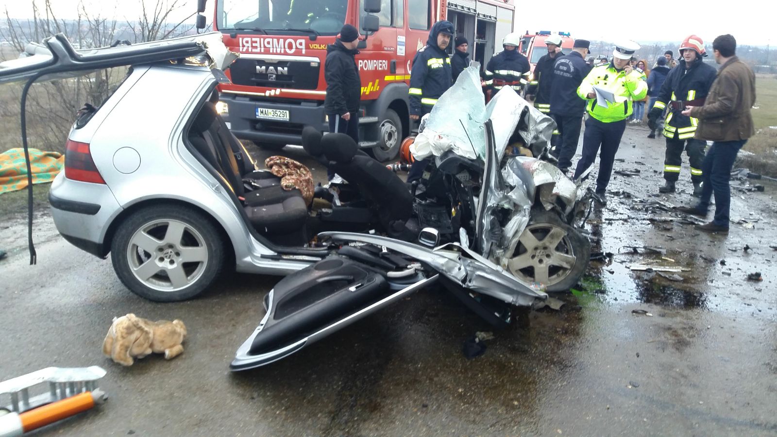 UPDATE / Accident mortal, provocat un șofer băut. Două mașini s-au ciocnit frontal la ieșirea din Vaslui