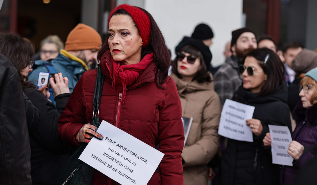 Actorii au protestat pe treptele de la TNB după ce ministrul le-a cerut să spună ce fac în cele 8 ore de program: „Muncim cel puțin 12 ore pe zi”