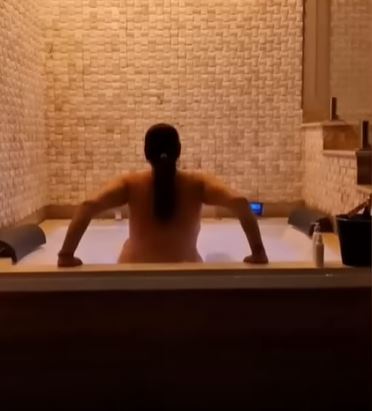 Ilinca Vandici și Teo Trandafir, comentarii savuroase după ce Oana Roman s-a pozat goală într-un jacuzzi: „E în ipostaze senzuale”