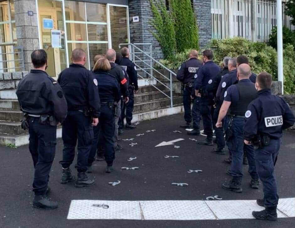 De ce și-au aruncat polițiștii francezi cătușele pe jos. Proteste în toată Franța: “Fără poliție, fără pace”