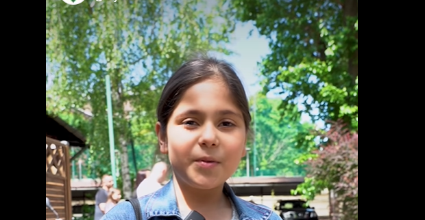 Íme, a felvétel, amin a 10 év körüli Leila a 112-t hívja, mert rosszul lett a nagypapája