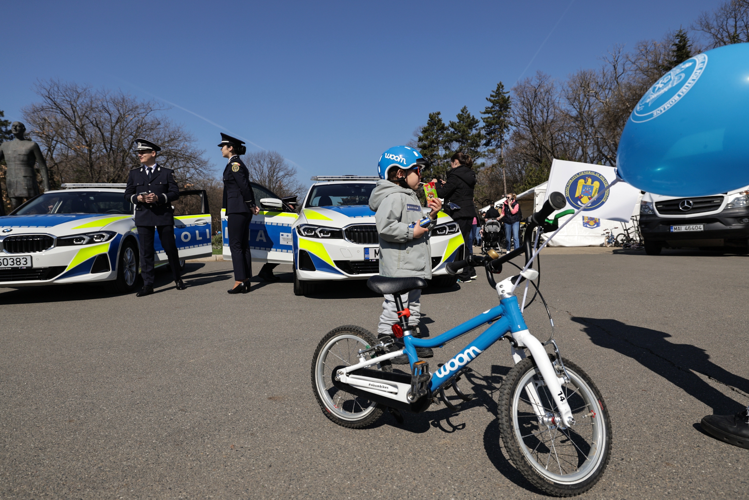 FOTO. Ziua Poliției Române, sărbătorită în avans. Sute de persoane în Parcul Herăstrău, unde au putut vedea echipamentele din dotarea Poliţiei