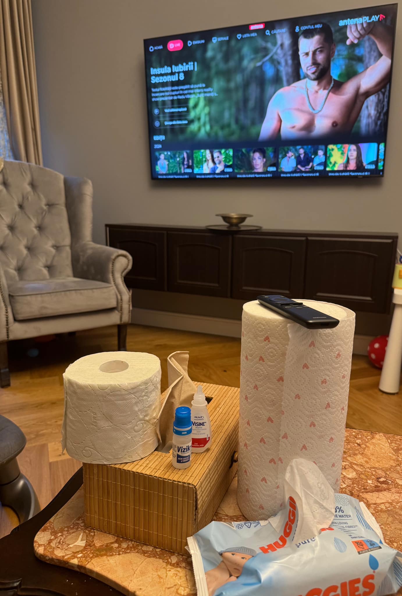 Imagini din casa în care locuiește Mara Bănică. Parchetul a costat 10.000 de euro: „E un apartament într-o casă boierească”
