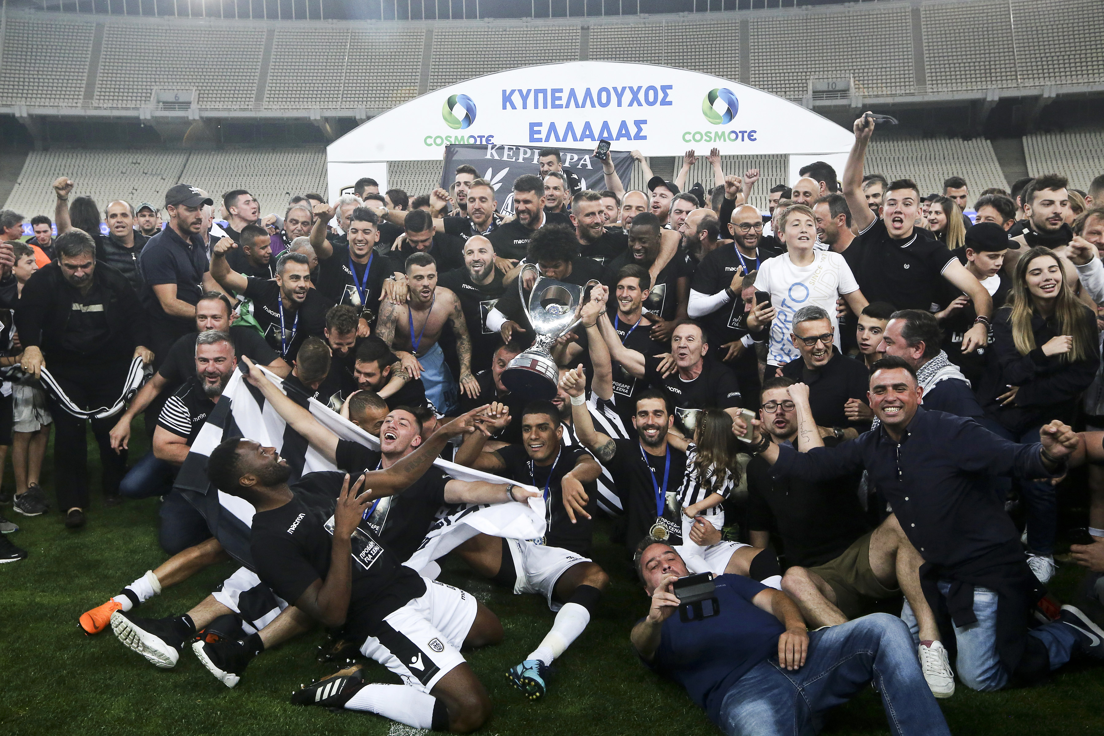 Finala Cupei Greciei, PAOK Salonic - AEK Atena 2-0. Primul trofeu pentru Răzvan Lucescu în Grecia. Mașini incendiate și focuri de armă! | FOTO&VIDEO
