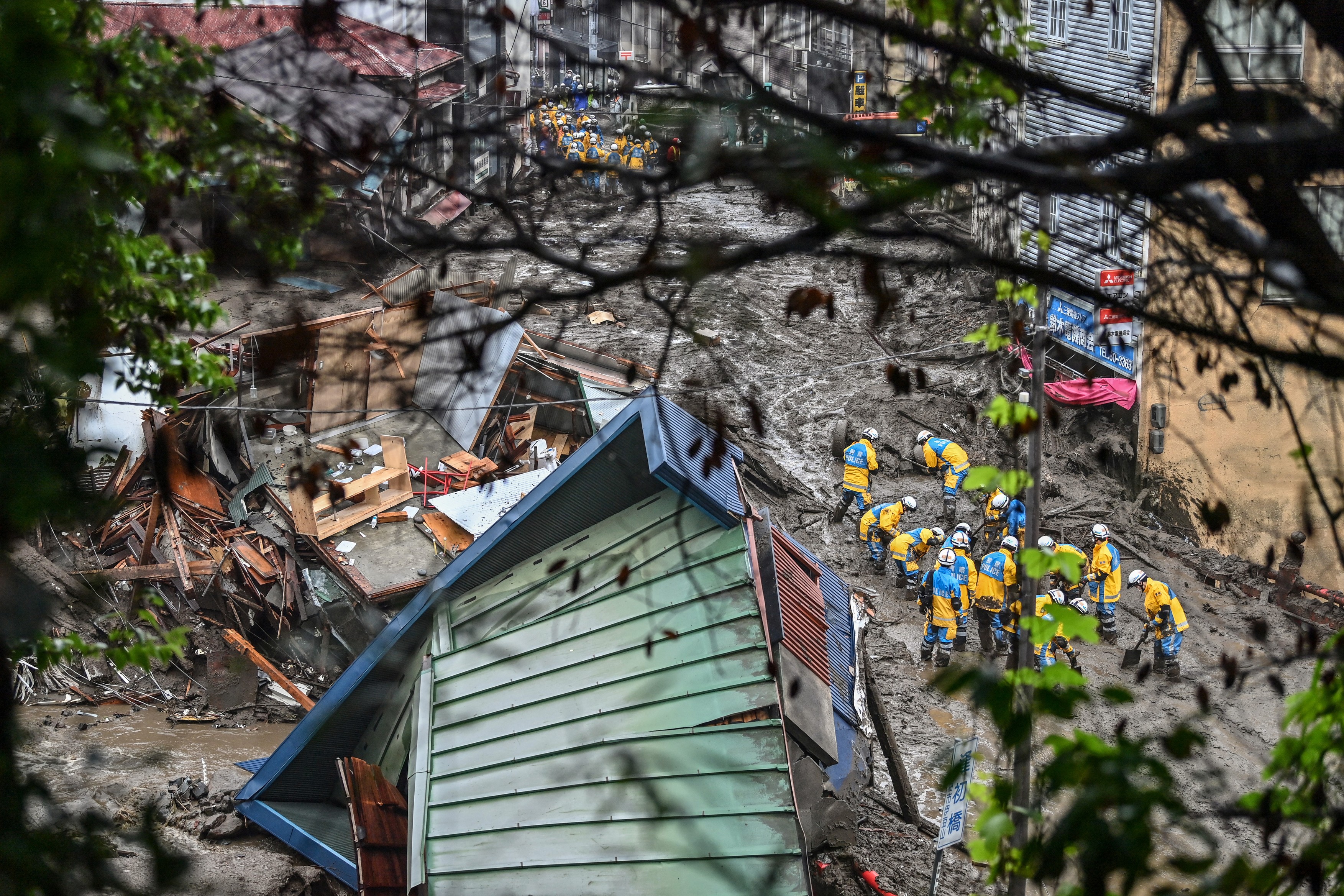 Imagini dramatice de la operațiunile de salvare din Japonia. Oamenii dispăruți, căutați în noroi cu buldozerul
