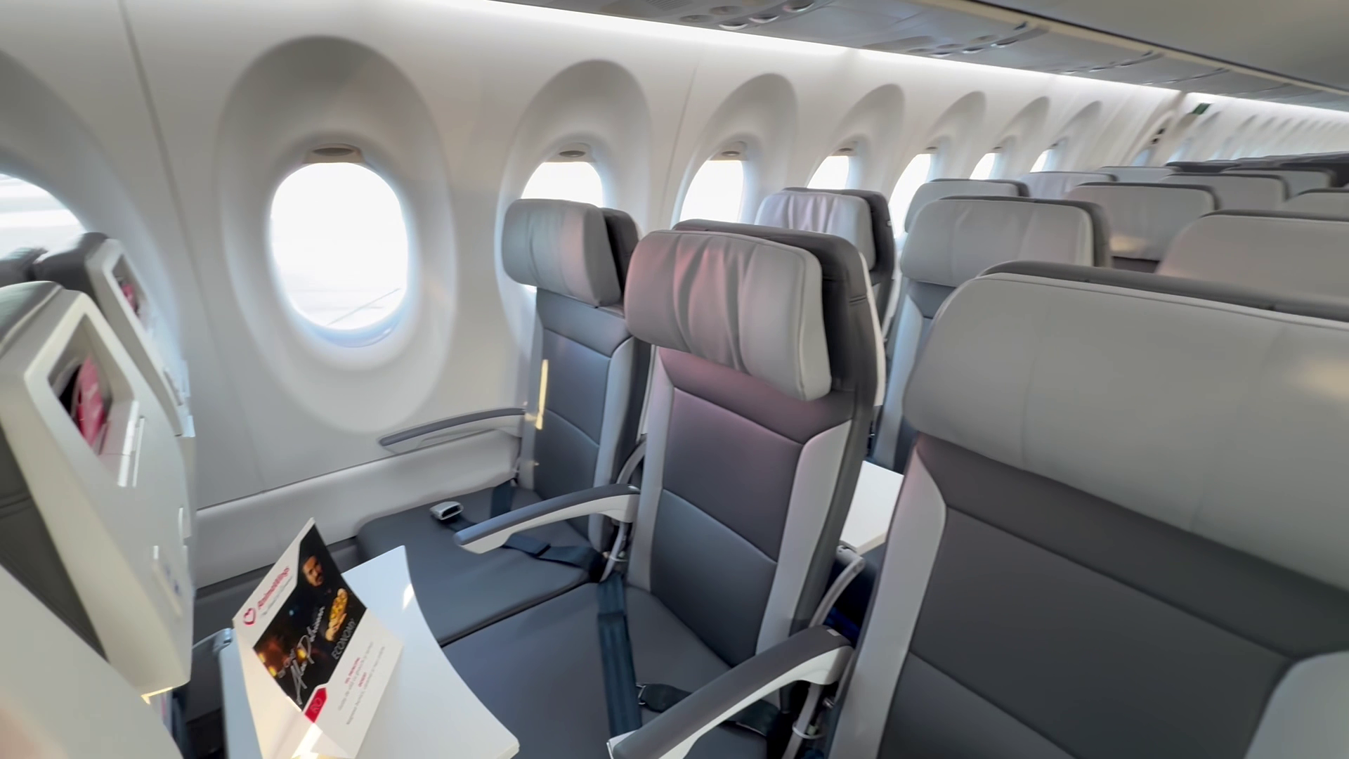 Meniu de lux în cel mai nou Airbus al unei companii românești! Libertatea a urcat la bordul noului avion de peste 100 de milioane de euro