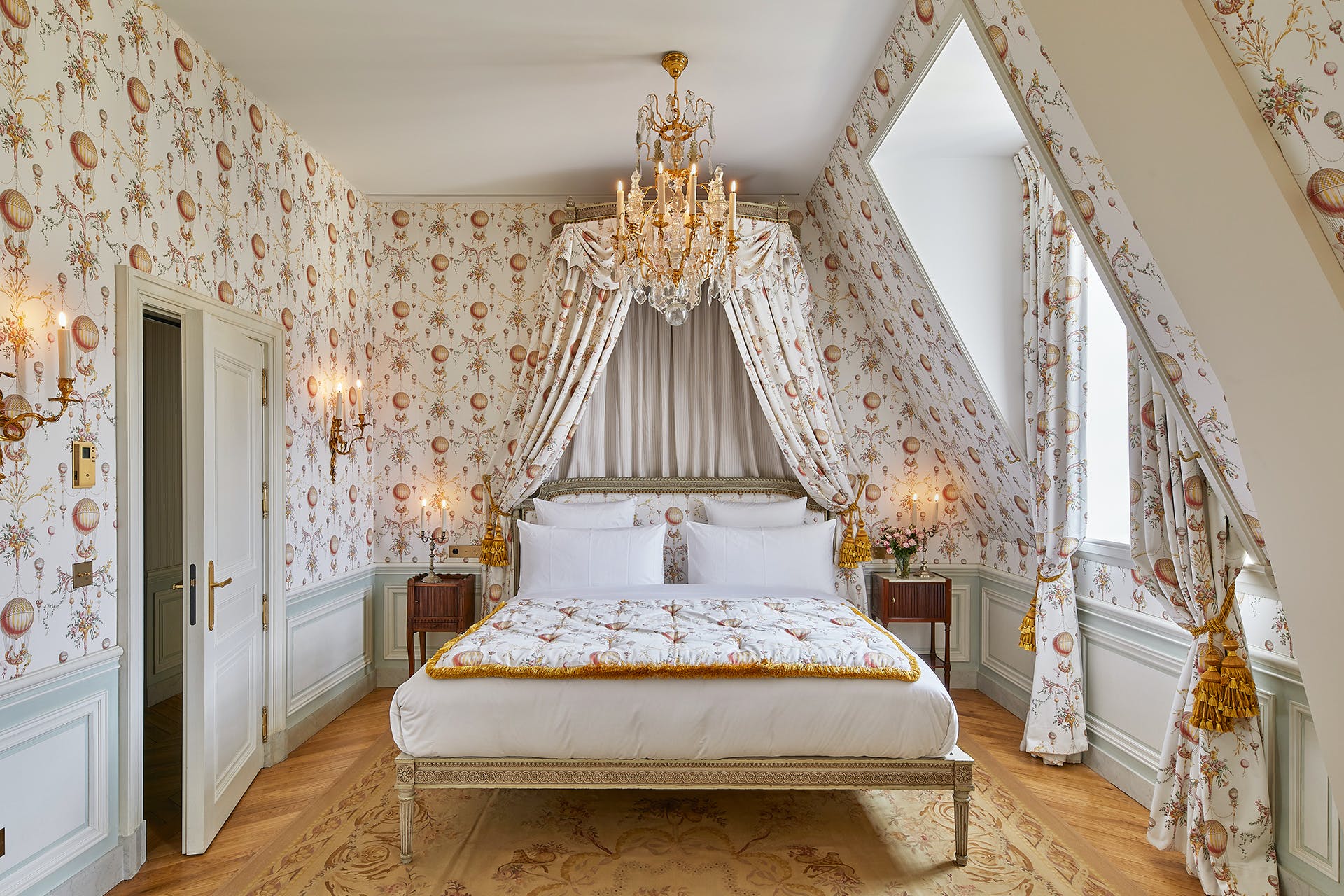 Hotelul de lux în care simți că stai chiar în Palatul Versailles. Cât costă o noapte de cazare