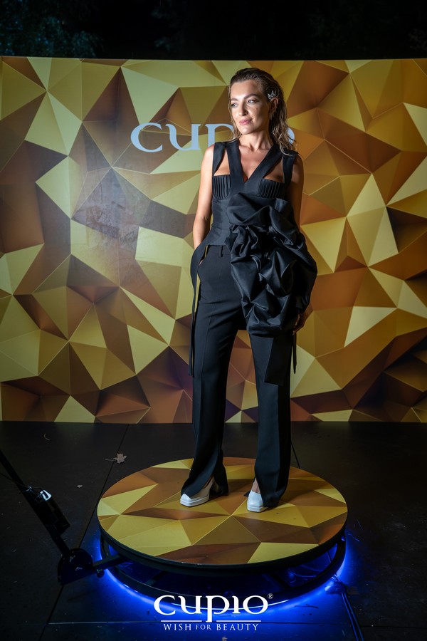 Intră în atmosfera ELLE New Media AWARDS 2022 și descoperă fotografiile surprinse în cadrul evenimentului