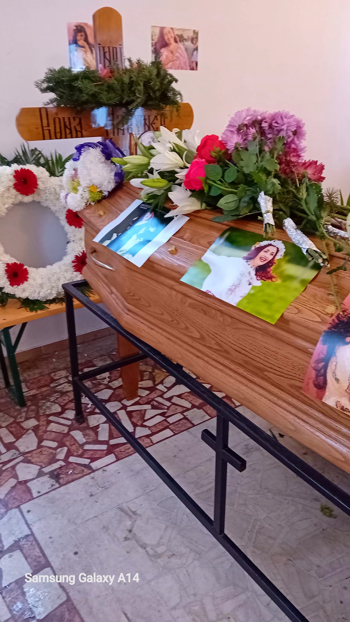 Primul soț al Ronei Hartner a venit la înmormântarea artistei. Rocco Sedano a însoțit-o pe fiica lui, Rita Sumalya FOTO