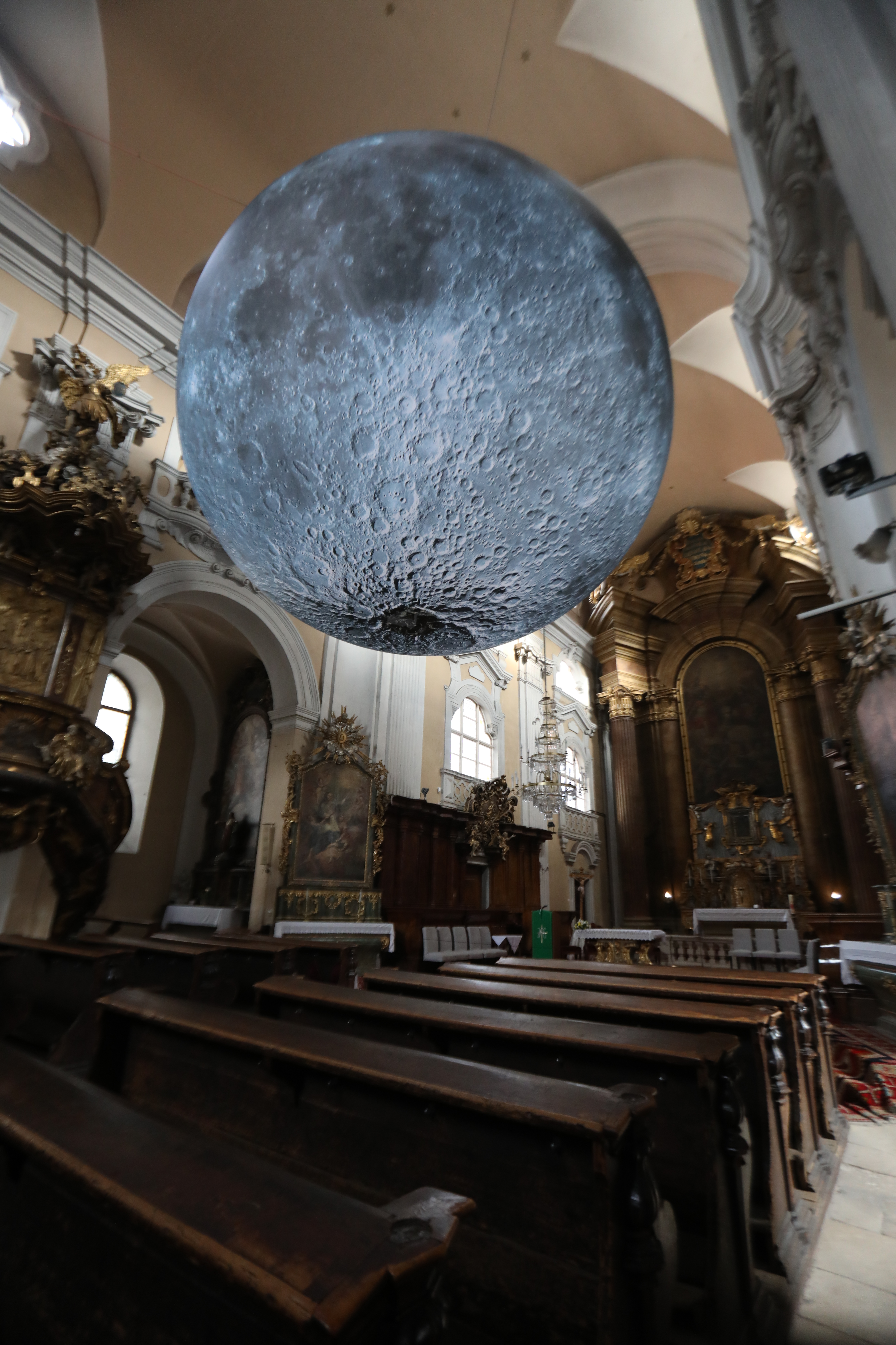 O Lună uriaşă a răsărit într-o biserică din Cluj-Napoca!