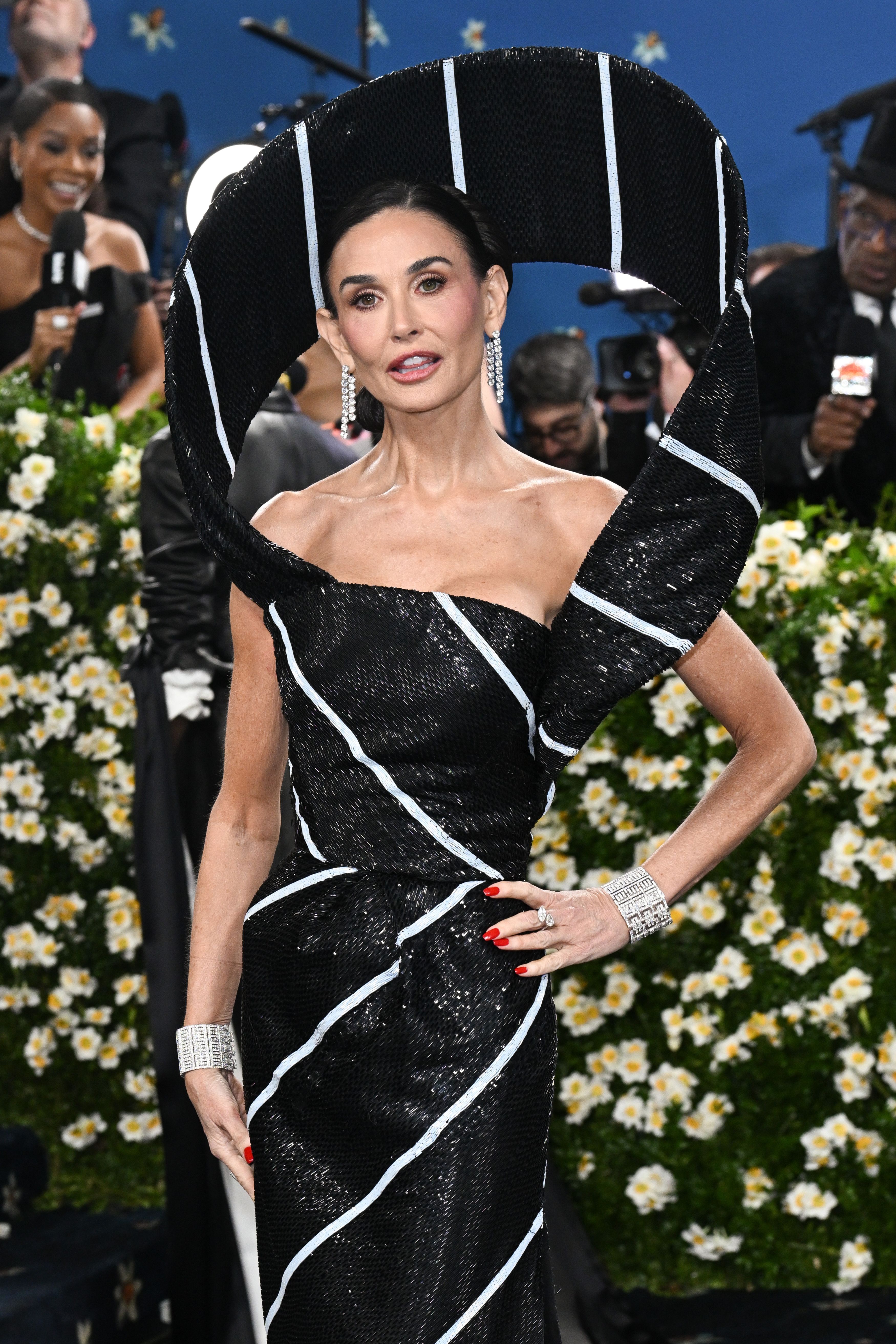 Cum au apărut vedetele la Met Gala 2025. Madonna a defilat cu un trabuc în mână, iar Kim Kardashian a atras toată atenția