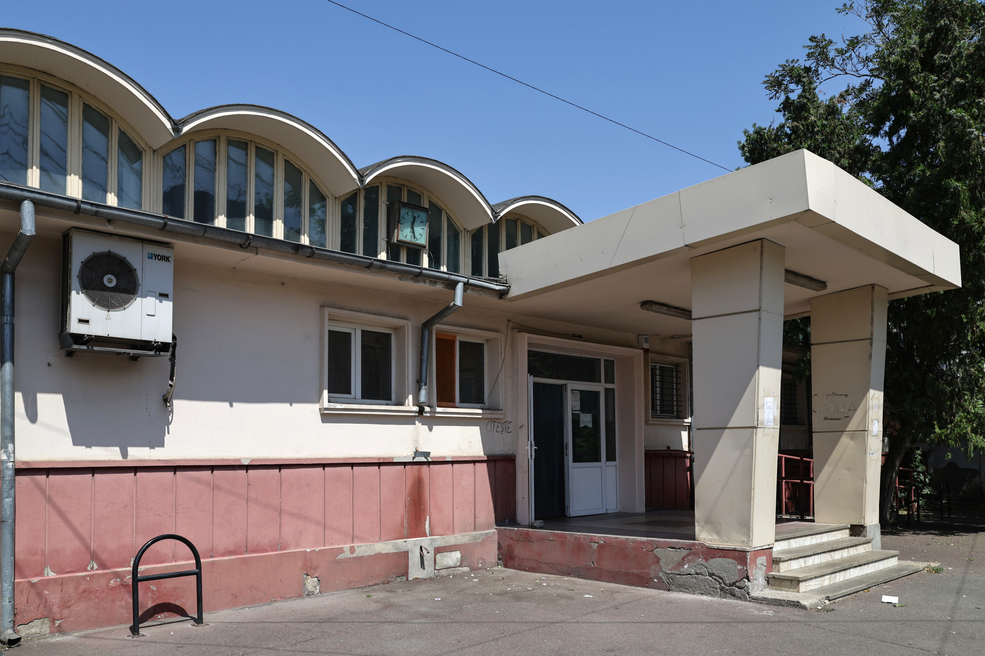 „Doar pentru tine, Amore”. O manea, un fotoliu părăsit și un ceas blocat, locul abandonat din București