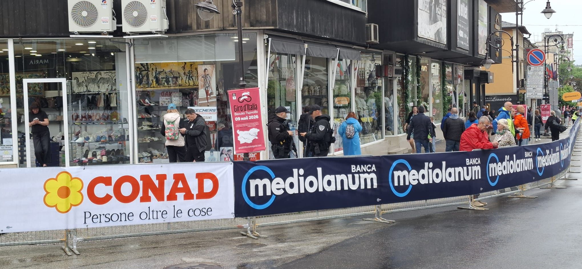 Sute de români au venit să-l vadă pe Jonas Vingegaard la Veliko Tarnovo. Cine a câștigat etapa a doua din Bulgaria, după căzătura masivă din final