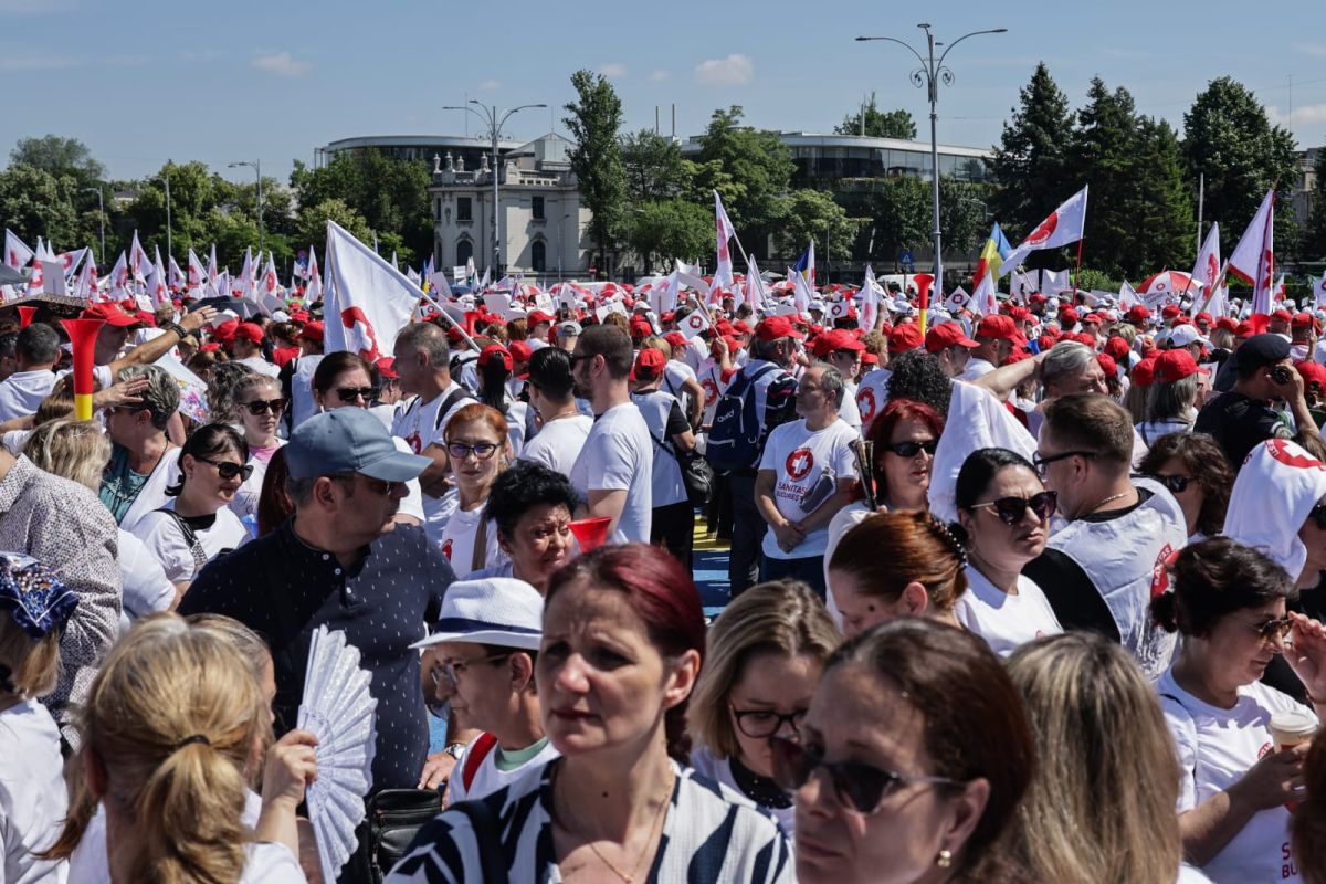 Proteste din cauza legii salarizării: sindicaliștii SANITAS, angajații de la Fabrica de Arme Cugir, ANAF și magistrații se revoltă