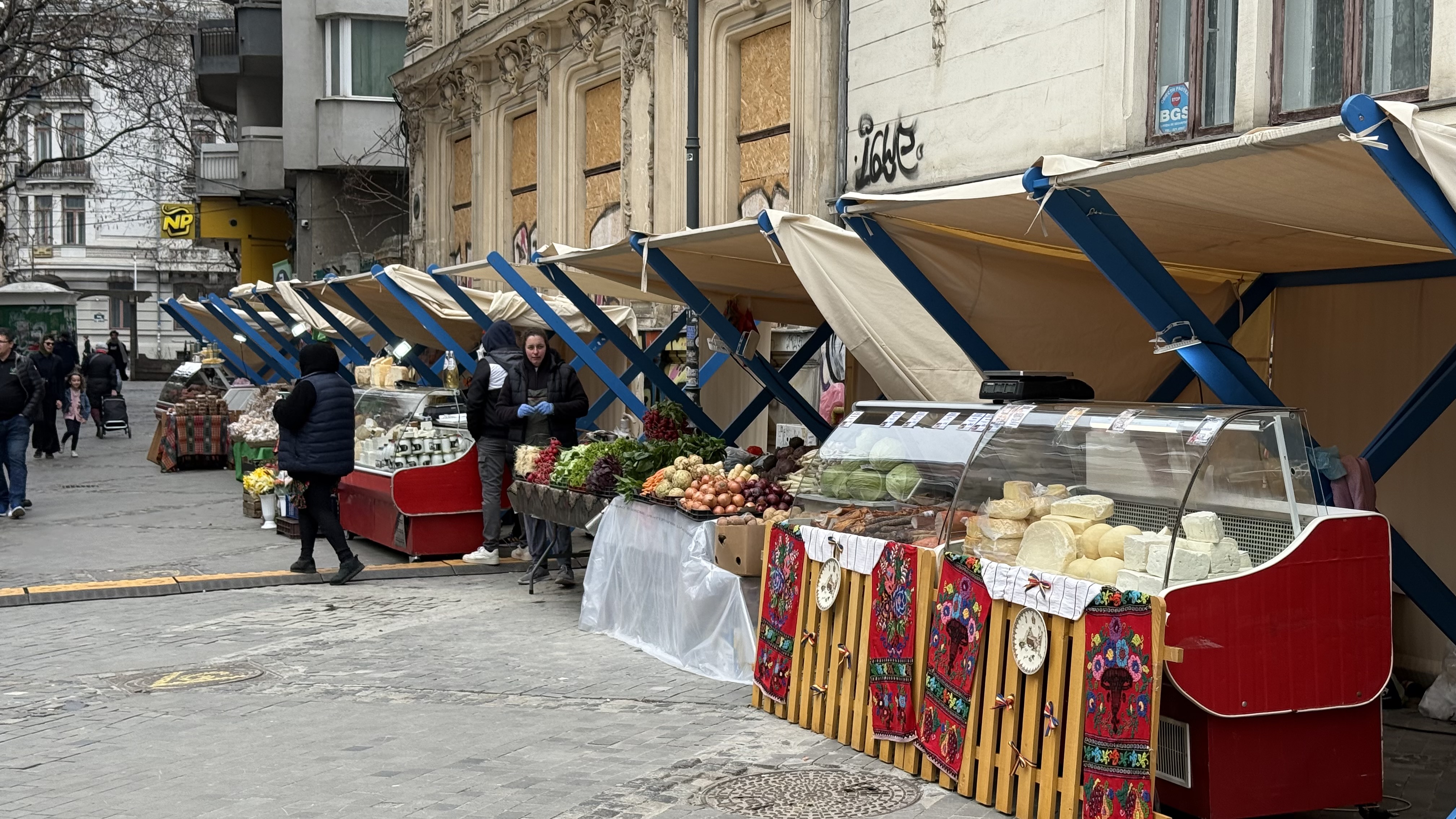 Prima piață volantă din acest an, deschisă în Piața Romană. Prețuri mari și cumpărători puțini