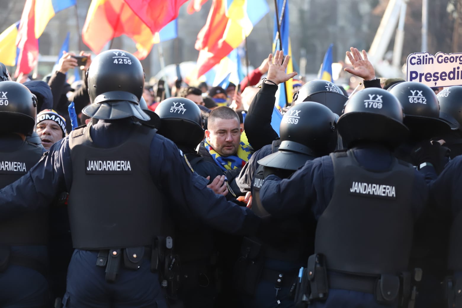 Patru dosare penale şi cinci amenzi, după protestul din Piaţa Victoriei. Jandarmii au folosit gaze lacrimogene