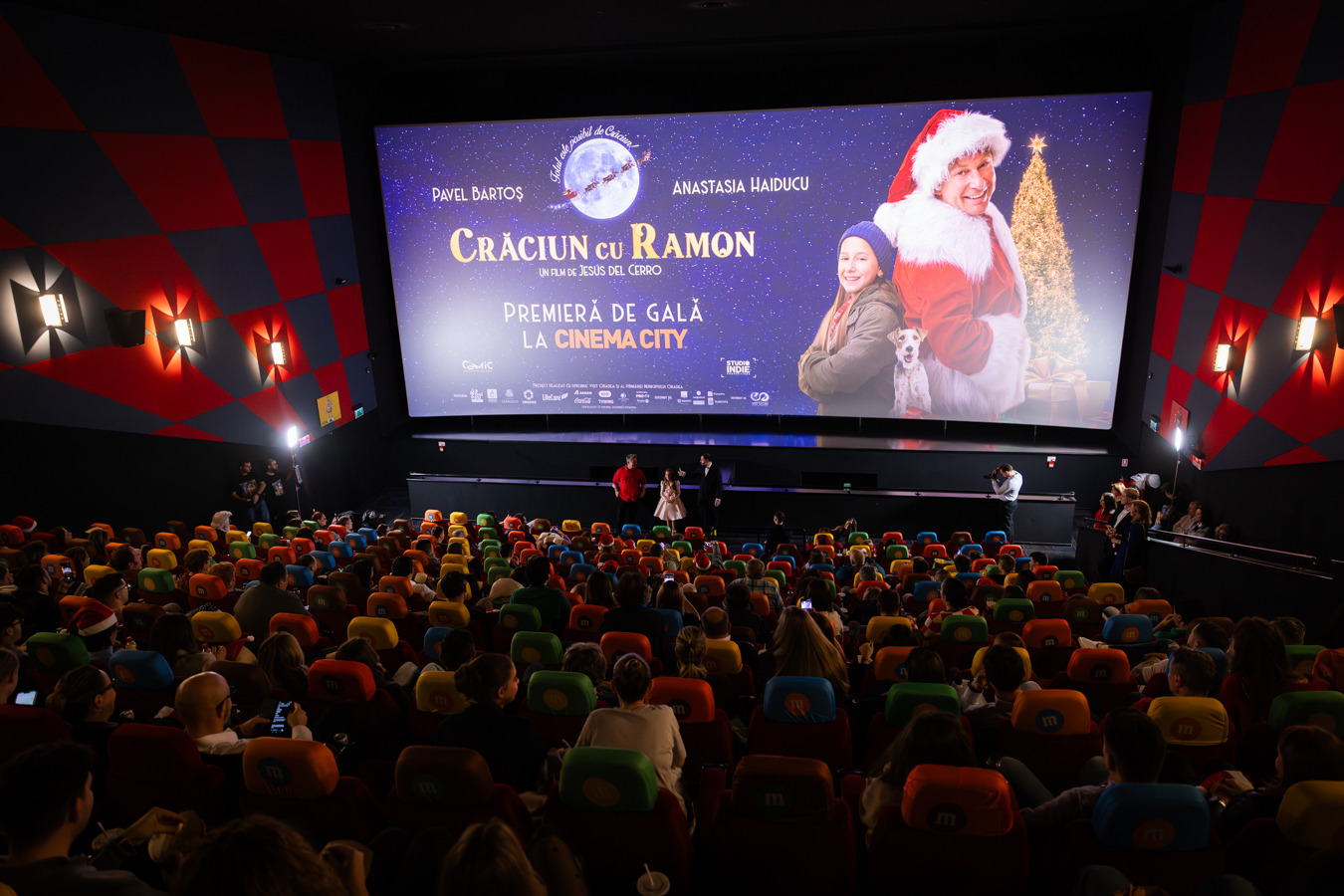 Cum au apărut Smiley și Gina Pistol la premiera de gală „Crăciun cu Ramon”, filmul lui Pavel Bartoș. Alături de cine au fost surprinși în sala de cinema