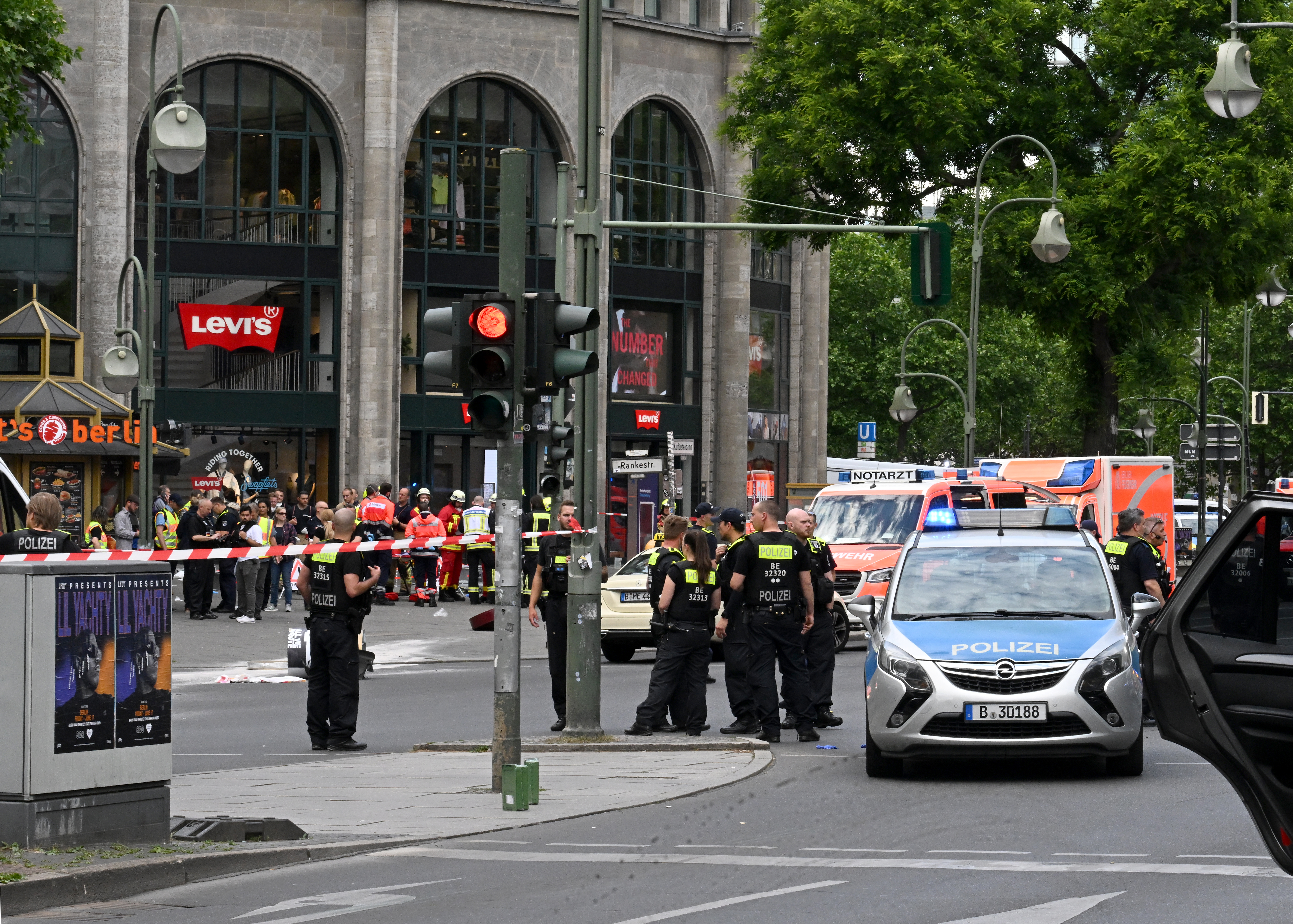 Poliția germană, după ce o mașină a intrat în mulțime la Berlin, omorând o profesoară și rănind 14 elevi: „Nu e vorba în niciun caz de un accident”